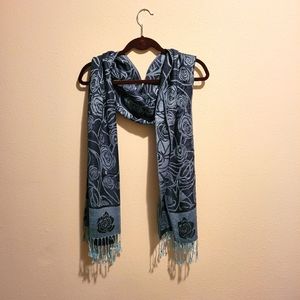 🧣($10 bundle) Nice and soft rose patterned shaw!!